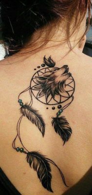  Tatouage attrape rêve avec des plumes et un loup sur le haut du dos